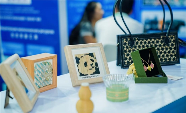 “蓉品出海”喀什專(zhuān)區(qū)正式啟幕 青羊優(yōu)品薈萃中亞門(mén)戶(hù)，企業(yè)形象策劃新篇章